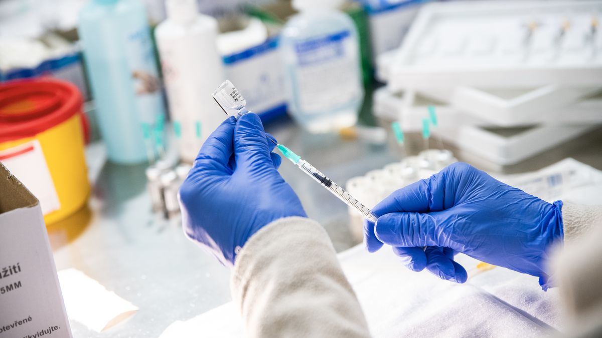 Vakcíny jen v Česku předešly asi 5500 úmrtí seniorů, uvádí studie
